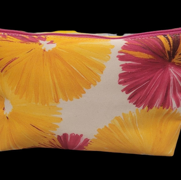 Clinique Cosmetics/Makeup Cases Designed by lulu dk - Picture 3 of 15